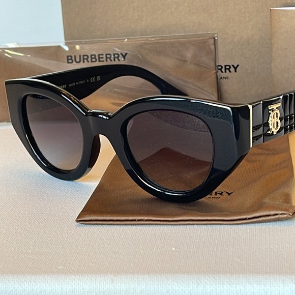 NIB BURBERRY SUNGLASSES 47-25-140 MADE IN ITALY - Picture 3 of 17